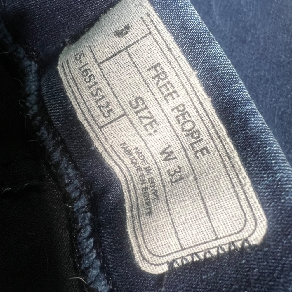 EUC ✵☽Free People☾✵ Dark Denim Jegging - Stretchy Fray Blue Jeans | 31 Large 12 - Picture 5 of 14